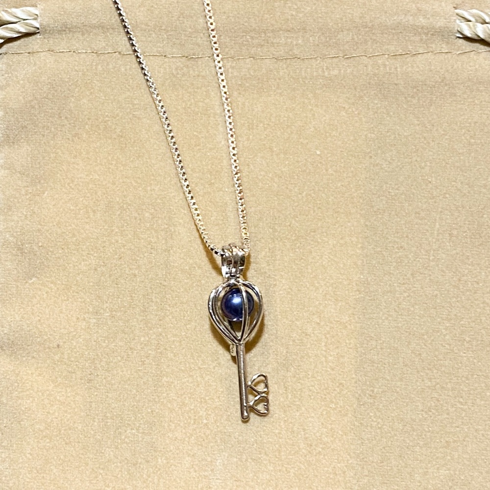 Vantel Pearls Key Cage Necklace